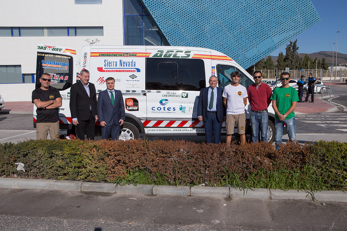 La ONG Guardias Civiles Solidarios presenta en el Puerto de Motril su nuevo veh�culo de ayuda humanitaria